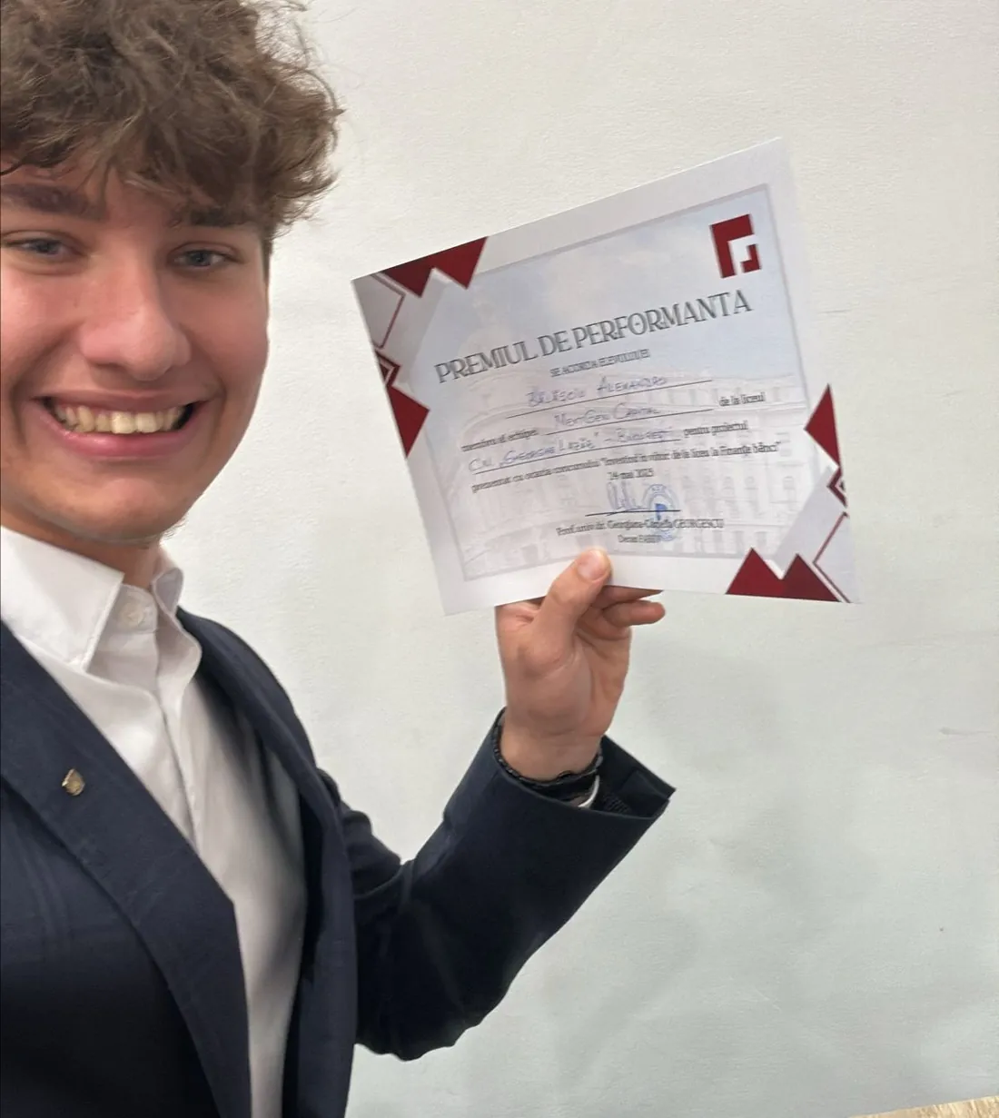 Alexandru Bălășoiu cu diploma „Premiul de performanță” de la concursul „Investind în viitor”